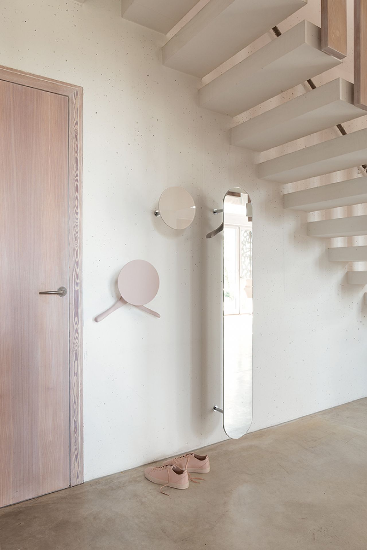 Schönbuch Slot Hängegarderobe: Wandgarderobe mit Spiegel, Hutablage und Kleiderbügel in minimalistischem Design.