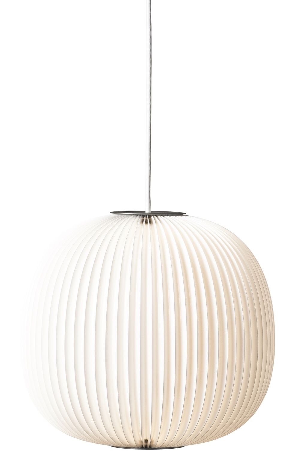 Nahaufnahme der Lamella Pendelleuchte von Le Klint, eine moderne Hängelampe mit plissiertem Schirm.