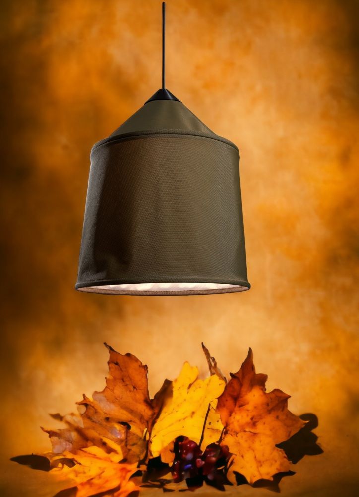 Jaima Pendelleuchte von Marset, eine moderne Outdoor-Lampe mit Stoffschirm in Grün.