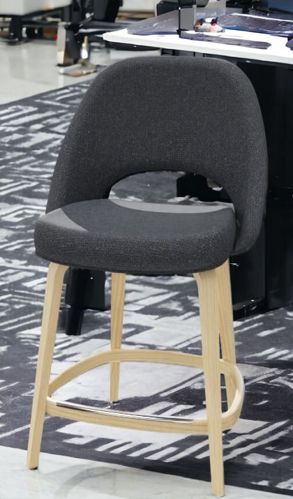 Grauer Saarinen Barhocker mit Holzbeinen, Thekenhöhe 101,5 cm, von Knoll International.