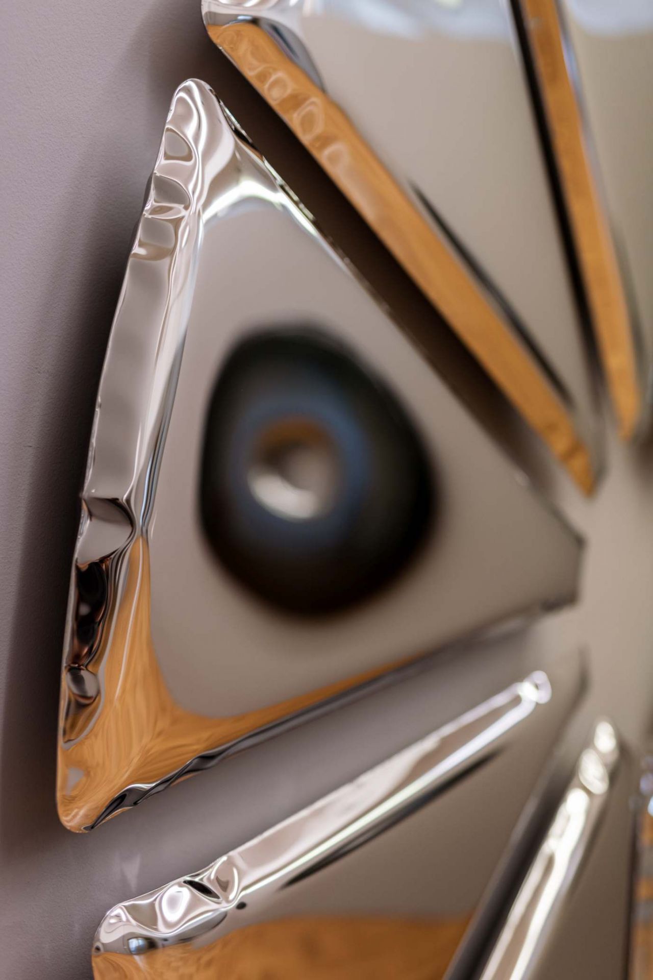 Detailaufnahme des Nucleus Spiegels von Zieta, ein moderner Wandspiegel mit reflektierender Oberfläche und einzigartigem Design.