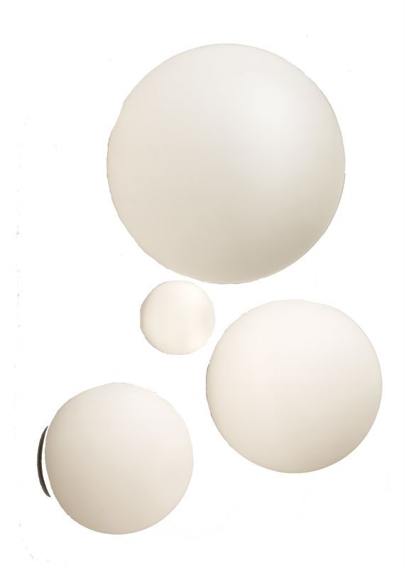 Nahaufnahme der Artemide Dioscuri Wandleuchte, weiße Kugelform für Wand oder Decke.