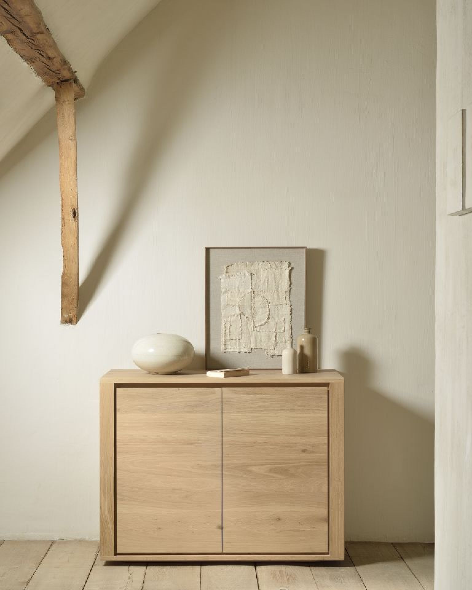 Ethnicraft Sideboard aus Eiche: Modernes Holz Sideboard mit zwei Türen im Wohnzimmer.