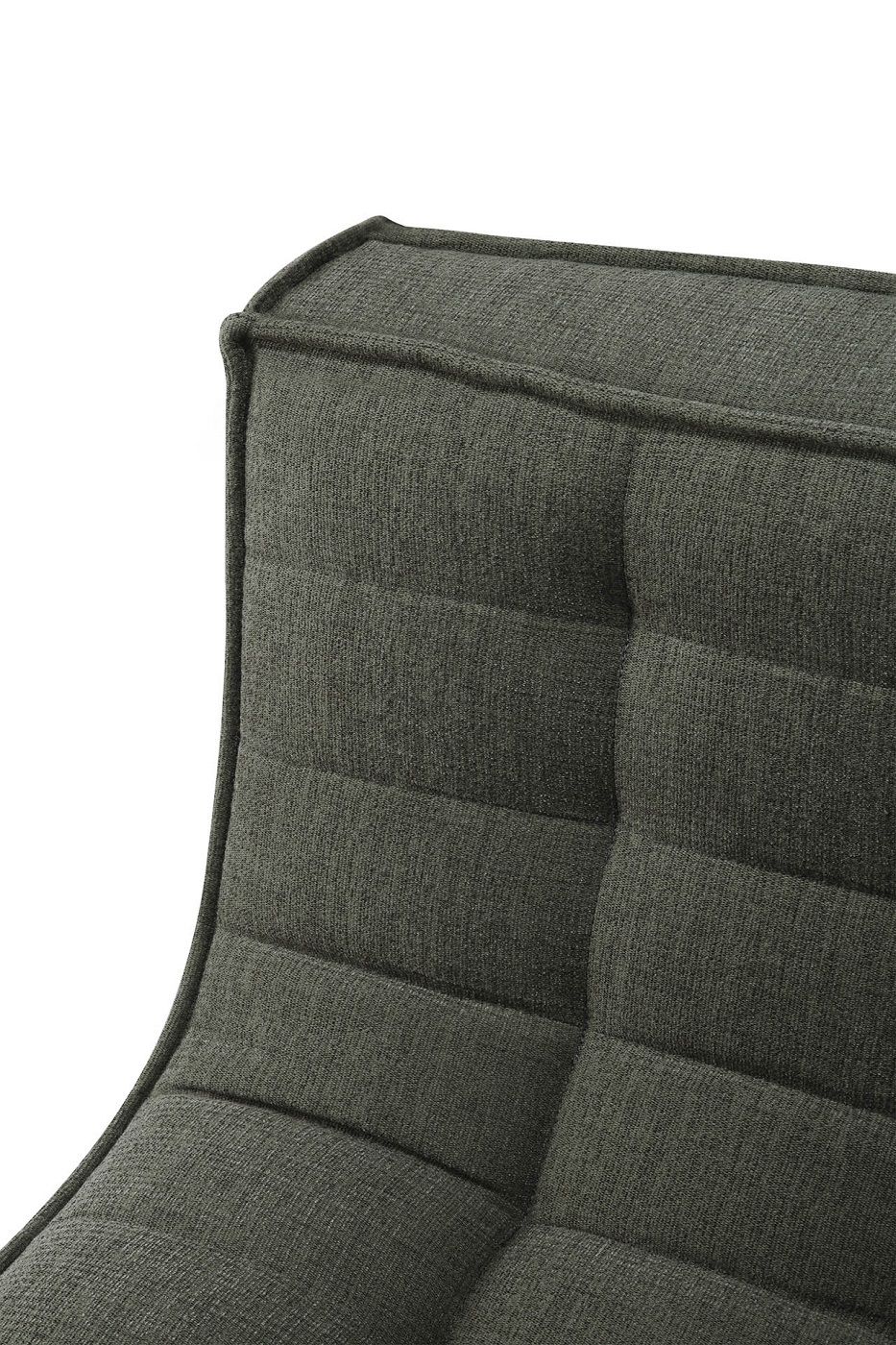 Detailaufnahme des N701 Sofas in Moosgrün: Strukturierter Stoff und modernes Design.