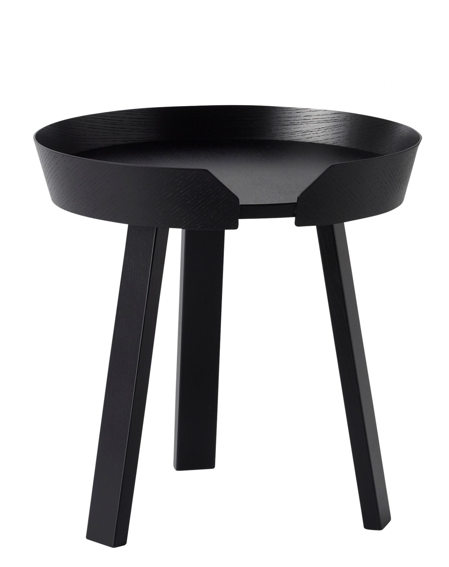 Schwarzer "Around" Beistelltisch von Muuto, kleiner runder Couchtisch aus Holz mit drei Beinen.