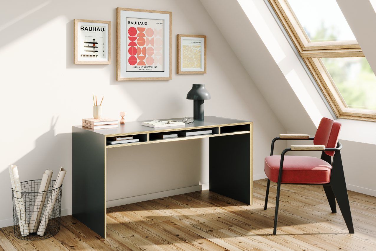 Bridge Schreibtisch von Müller Möbelwerkstätten in einem Dachzimmer mit Stuhl und Dekoration.