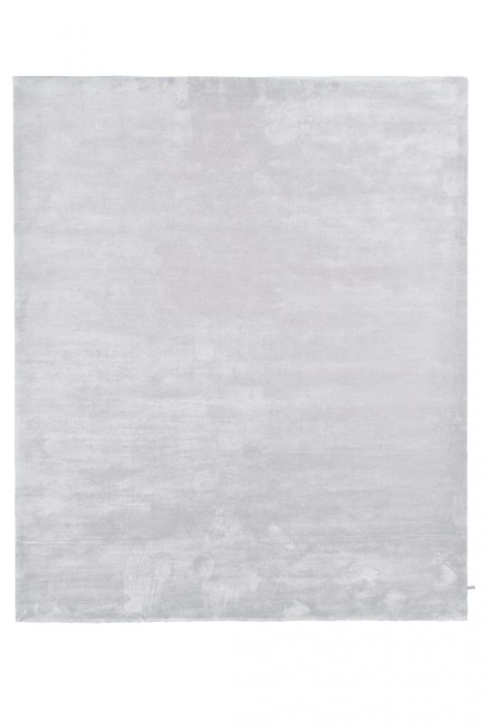 Detailansicht des hellgrauen Neolo Pro Velvet Teppichs von miinu, weiche Textur.