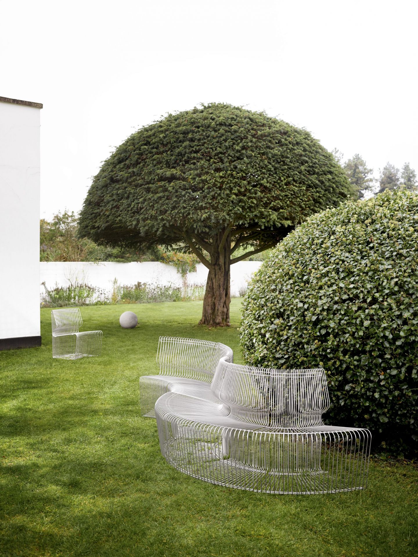 Pantonova System Sitzmodul aus Draht von Montana im Garten, modernes Design Sitzmöbel für den Außenbereich.