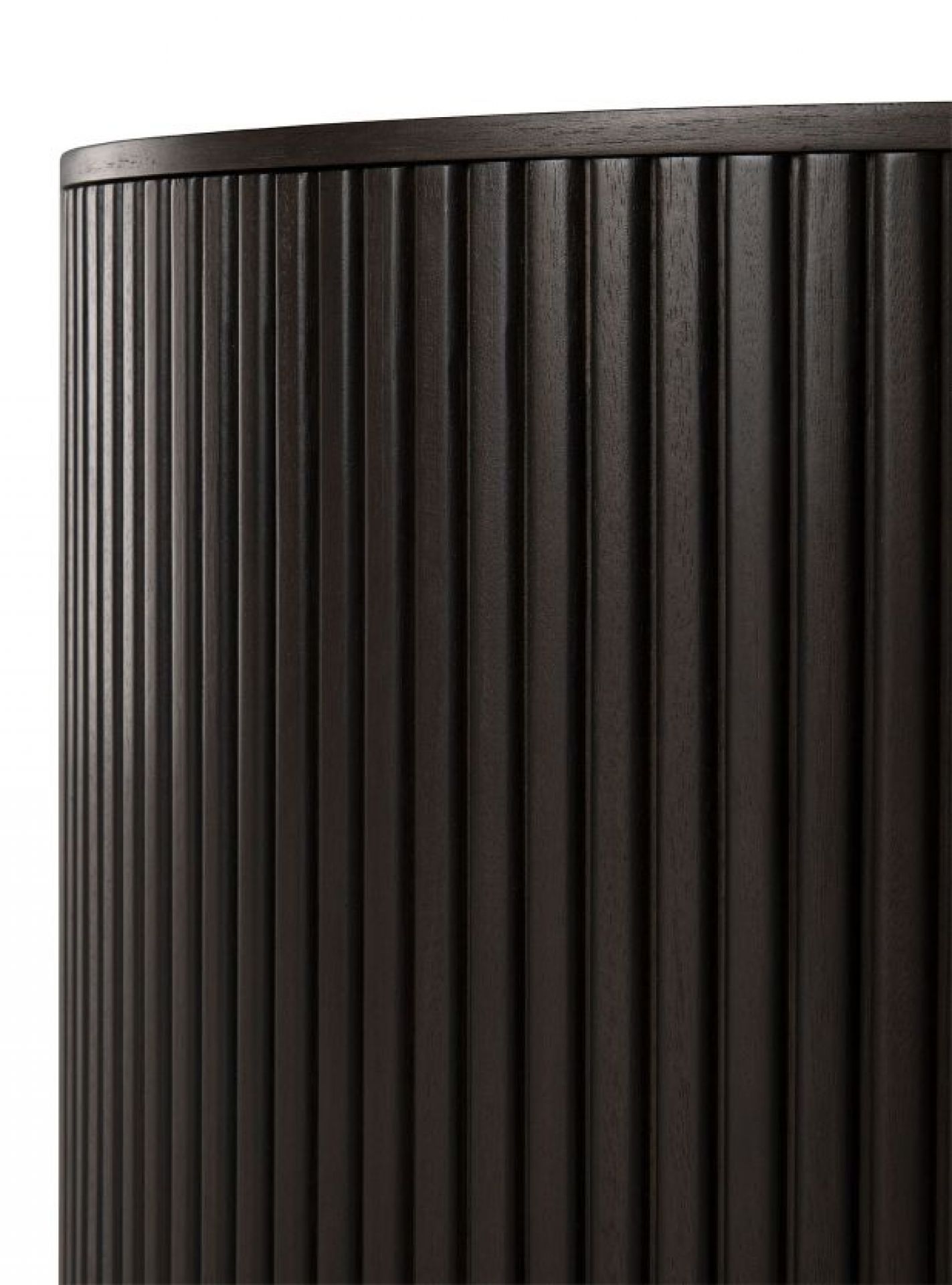 Detailaufnahme: Roller Max Beistelltisch von Ethnicraft, rund, dunkelbraunes Holz mit geriffelter Oberfläche.