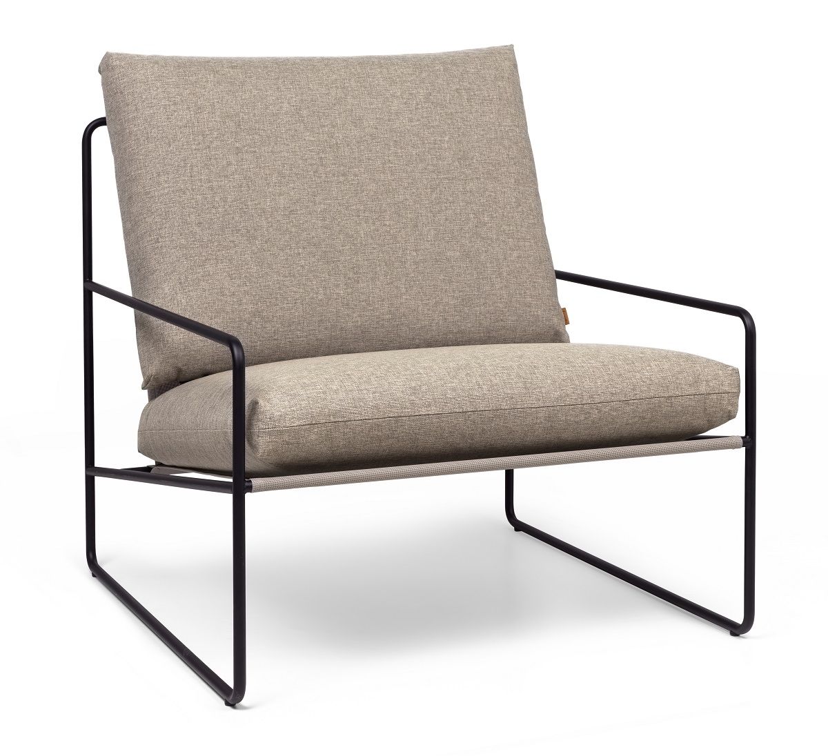 Desert Outdoor Sessel von Ferm Living: Bequemer 1-Sitzer Loungesessel mit beigen Kissen und schwarzem Metallgestell.