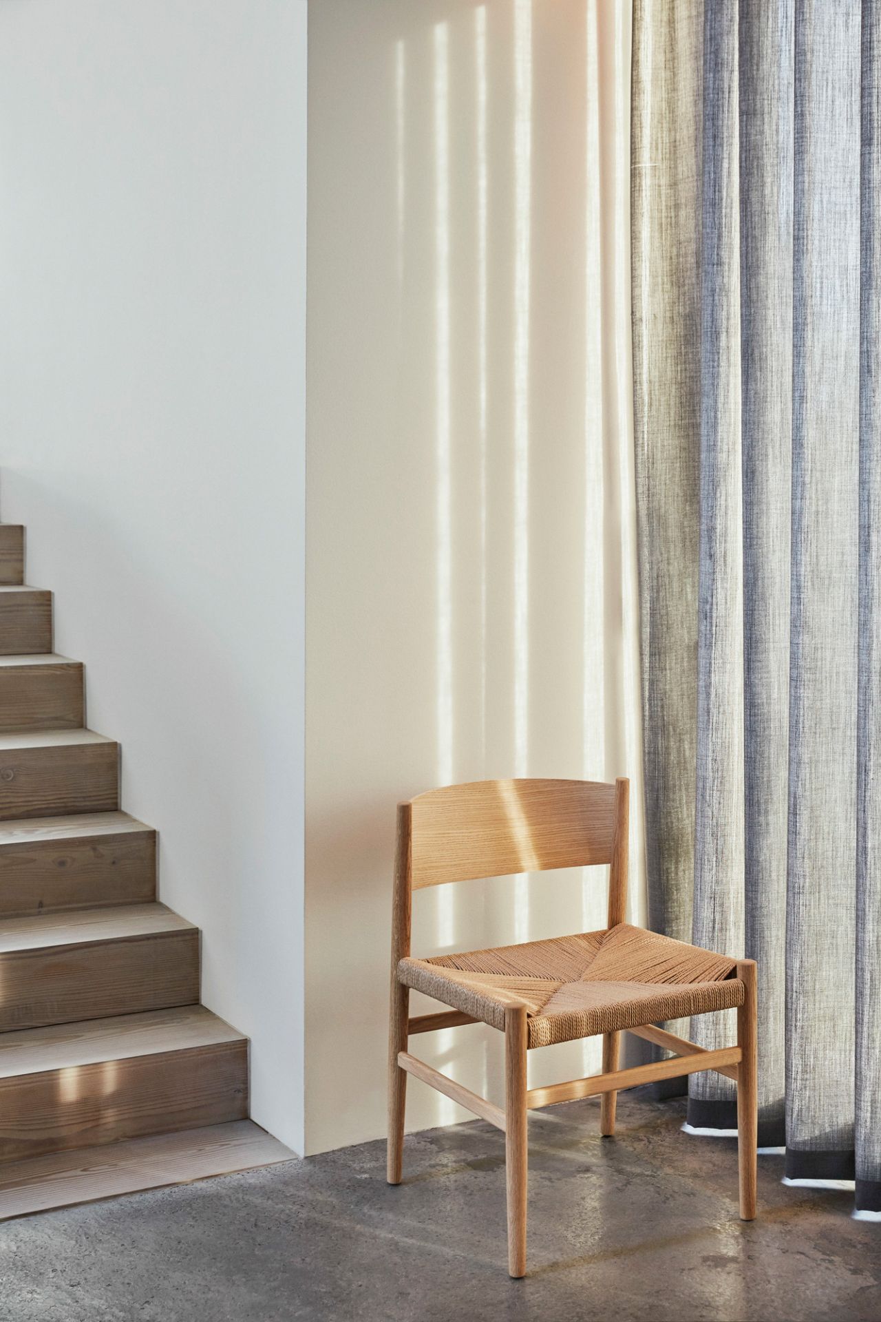 Nestor Stuhl ohne Armlehne von Mater mit Holzrahmen und geflochtener Sitzfläche.