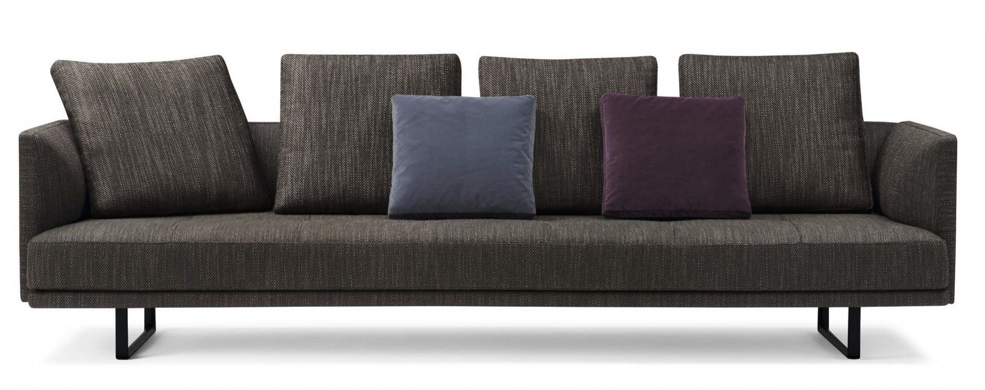 Prime Time Sofa von Walter Knoll: Graues Stoffsofa mit Kissen in Blau und Lila.