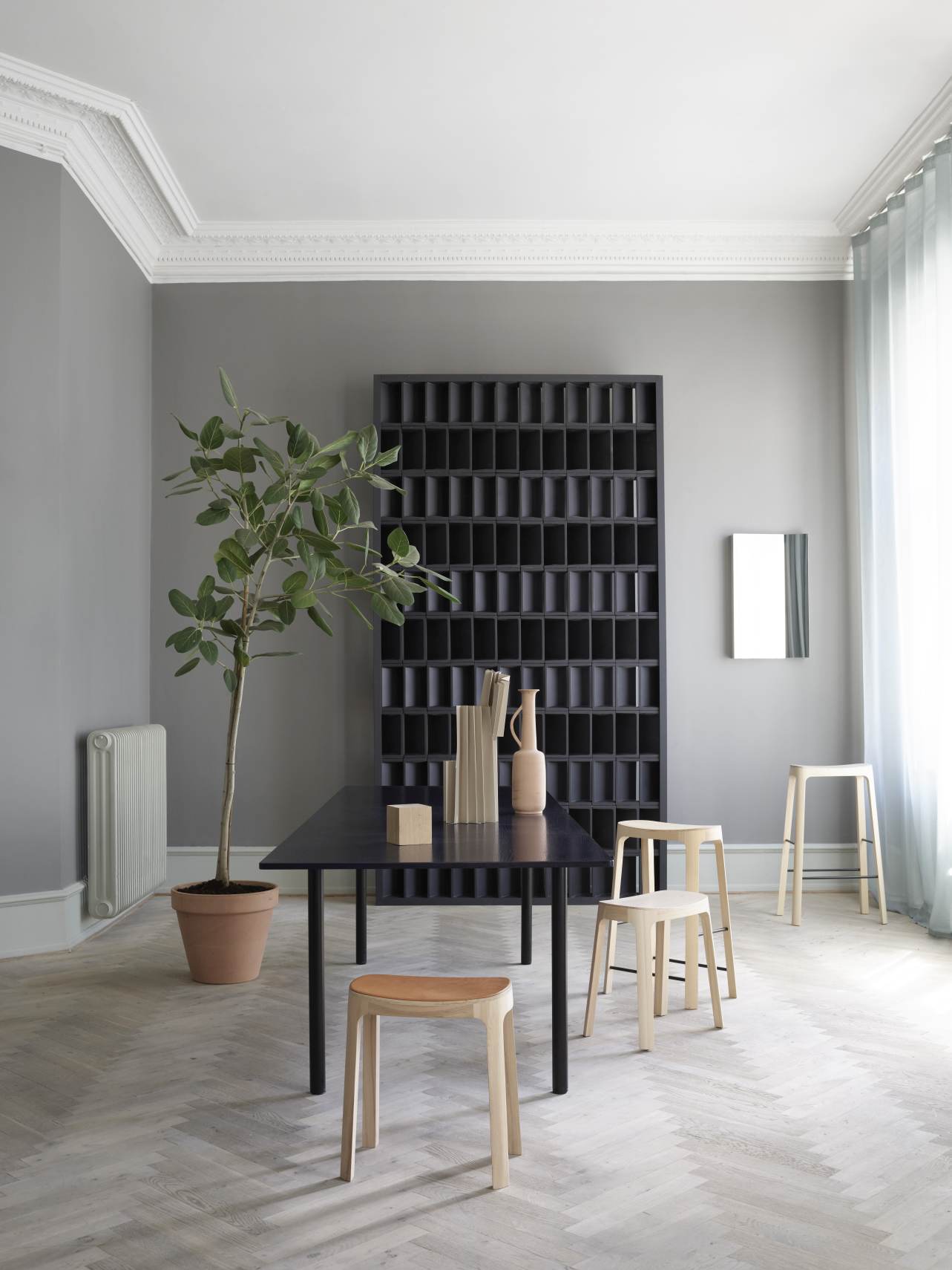 Wohnraum mit Esstisch und mehreren Crofton Stool Hockern von Please wait to be seated.