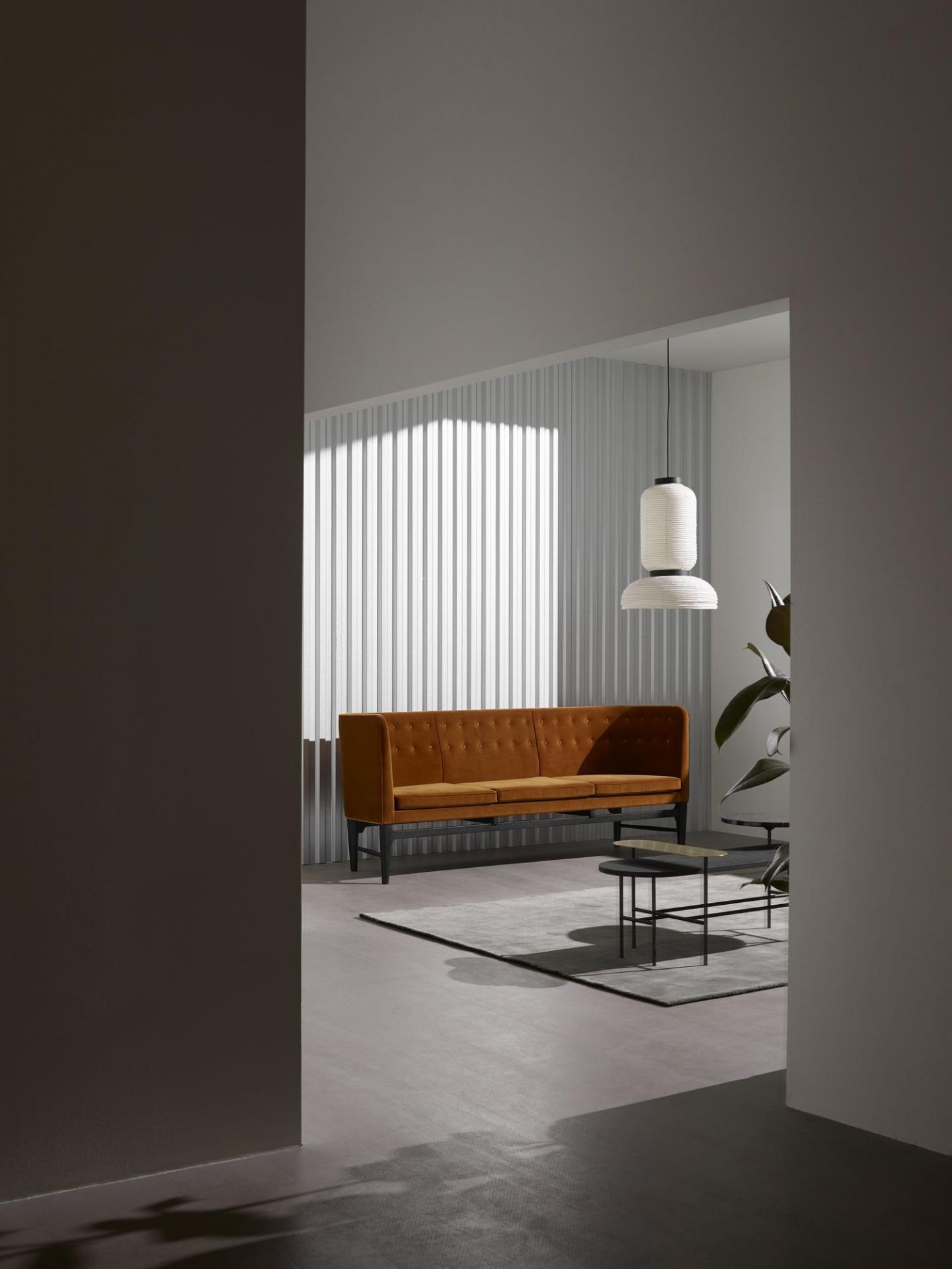 AndTradition Formakami JH3 Hängeleuchte aus Reispapier in modernem Wohnzimmer mit Sofa.