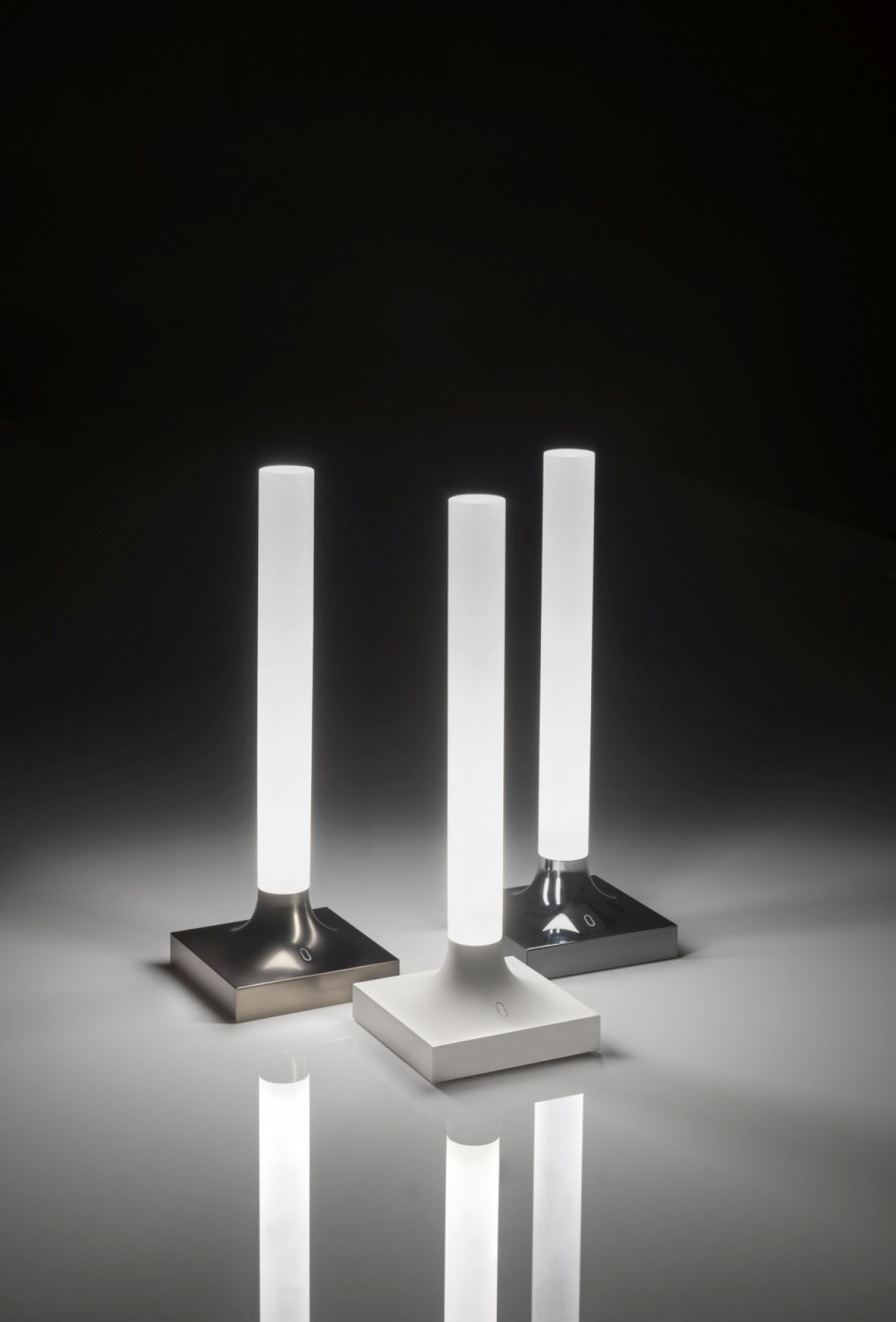 Drei Kartell Goodnight Akkuleuchten in Champagner und Weiß, moderne Tischlampen.