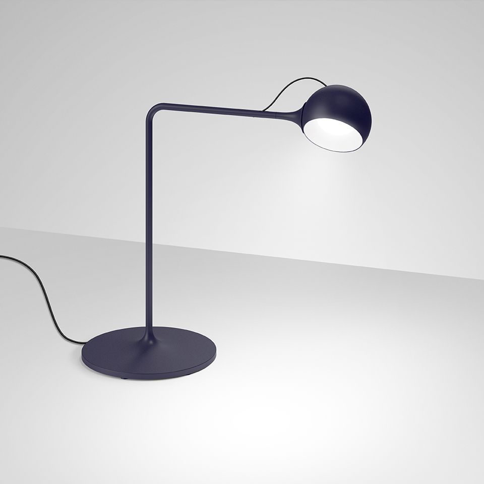 Blaue Ixa Tischleuchte von Artemide: Moderne Schreibtischlampe mit rundem Lampenschirm und minimalistischem Design.