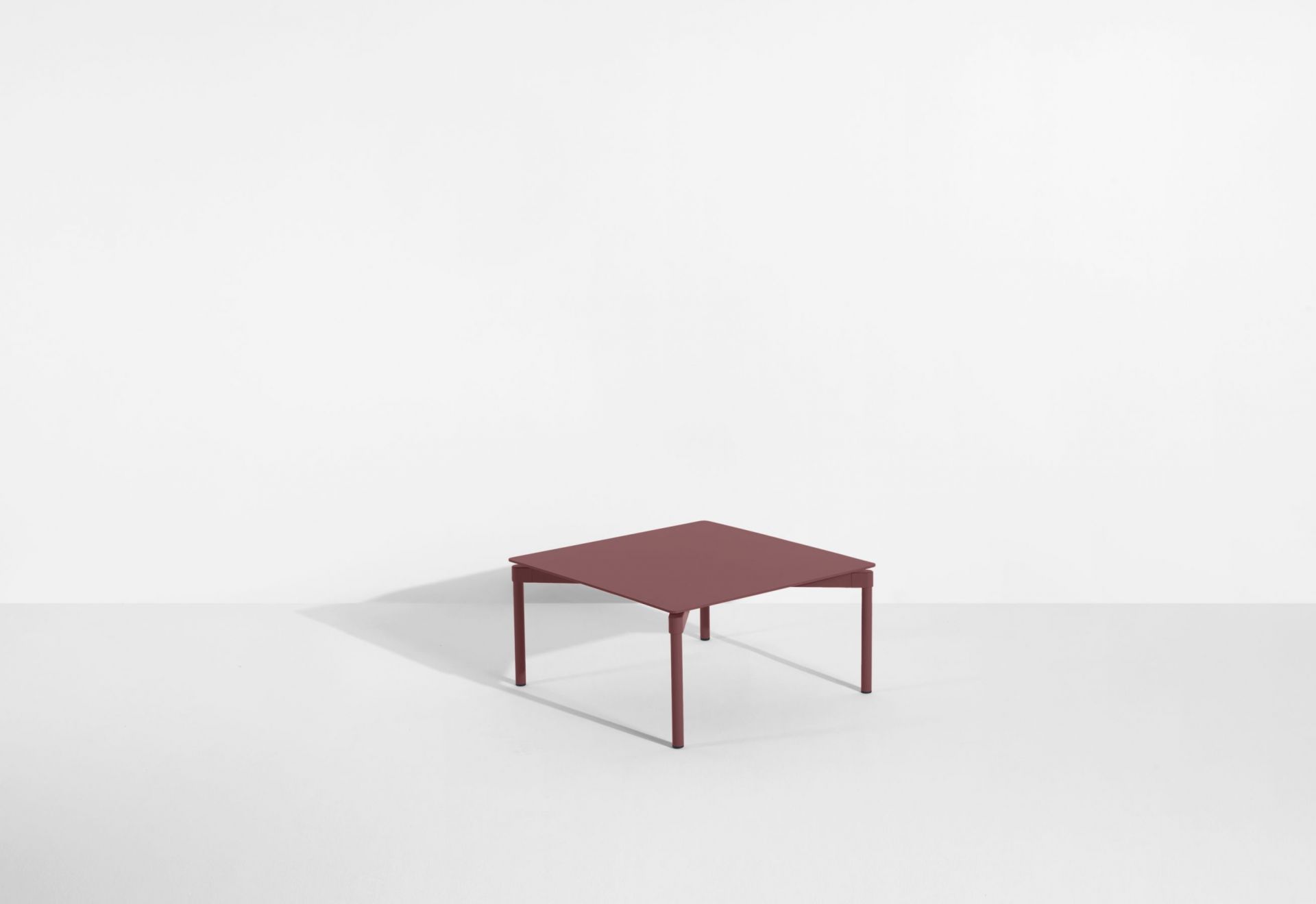 Braunroter Fromme Coffee Table von Petite Friture, quadratischer Couchtisch aus Metall, minimalistisches Design.