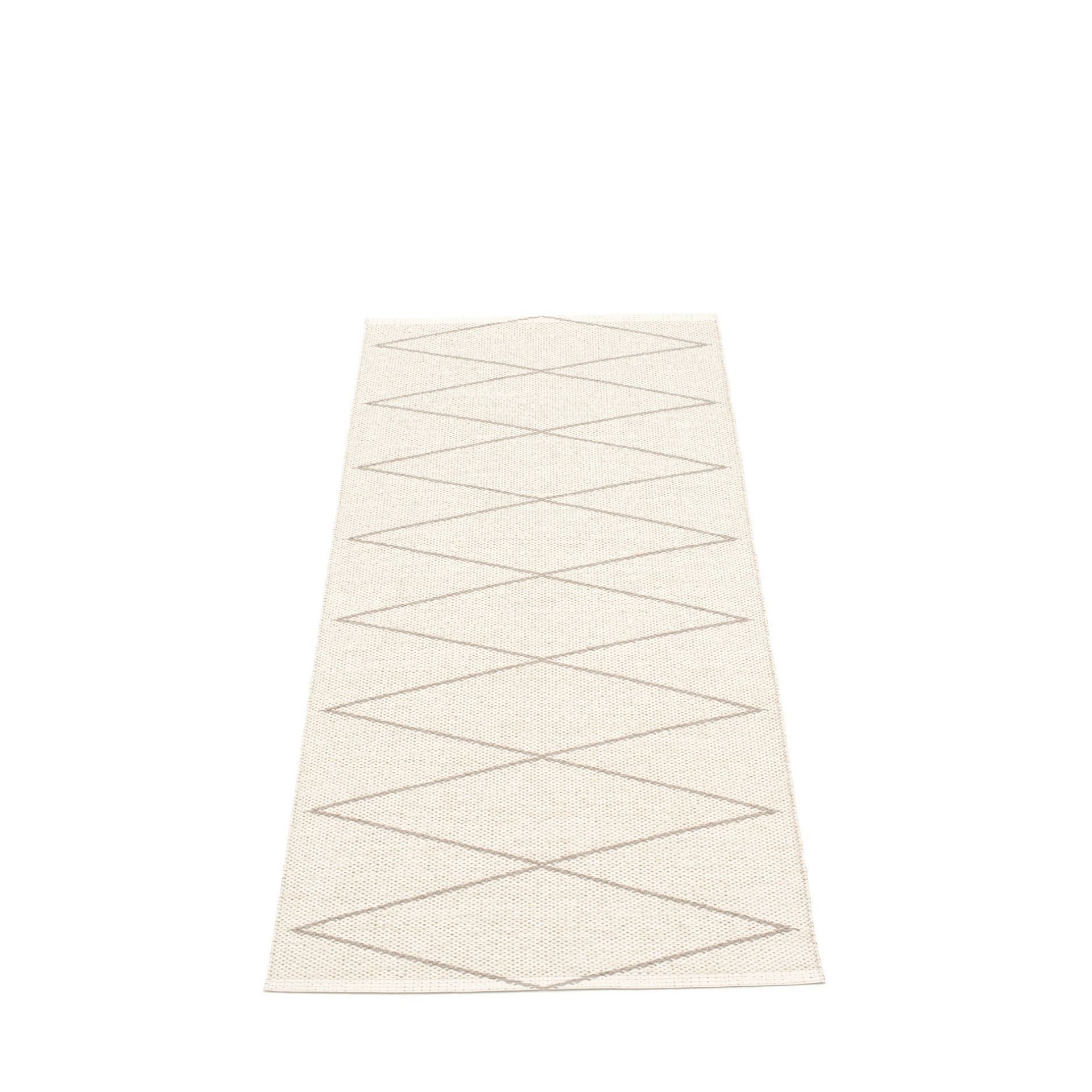 Pappelina Kunststoffteppich Max in Schlamm-Vanille mit Rautenmuster, 70x160 cm, für Innen und Außen.
