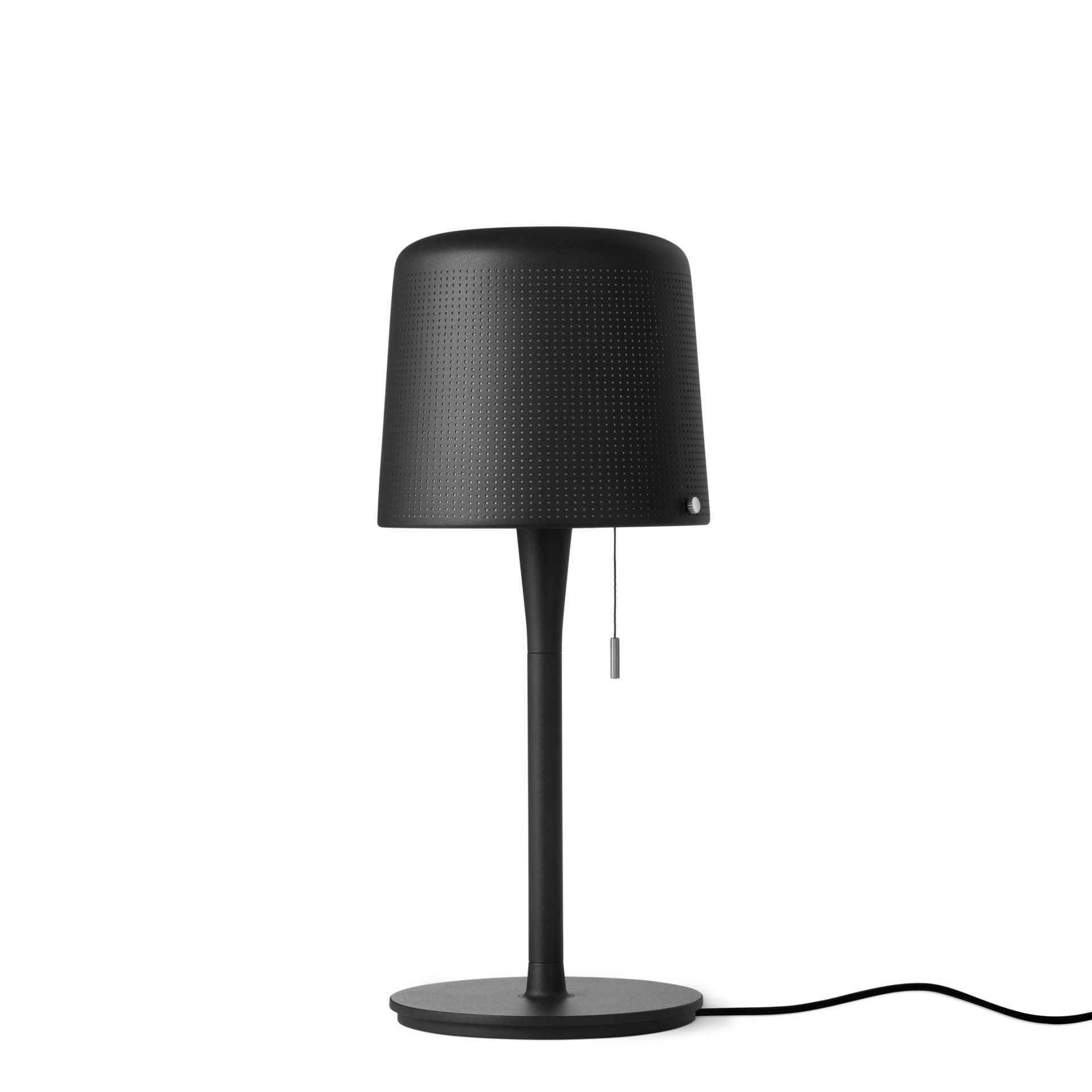 Schwarze Vipp Tischleuchte mit perforiertem Lampenschirm und Zugschalter, modernes Design für Wohnzimmer und Schlafzimmer.