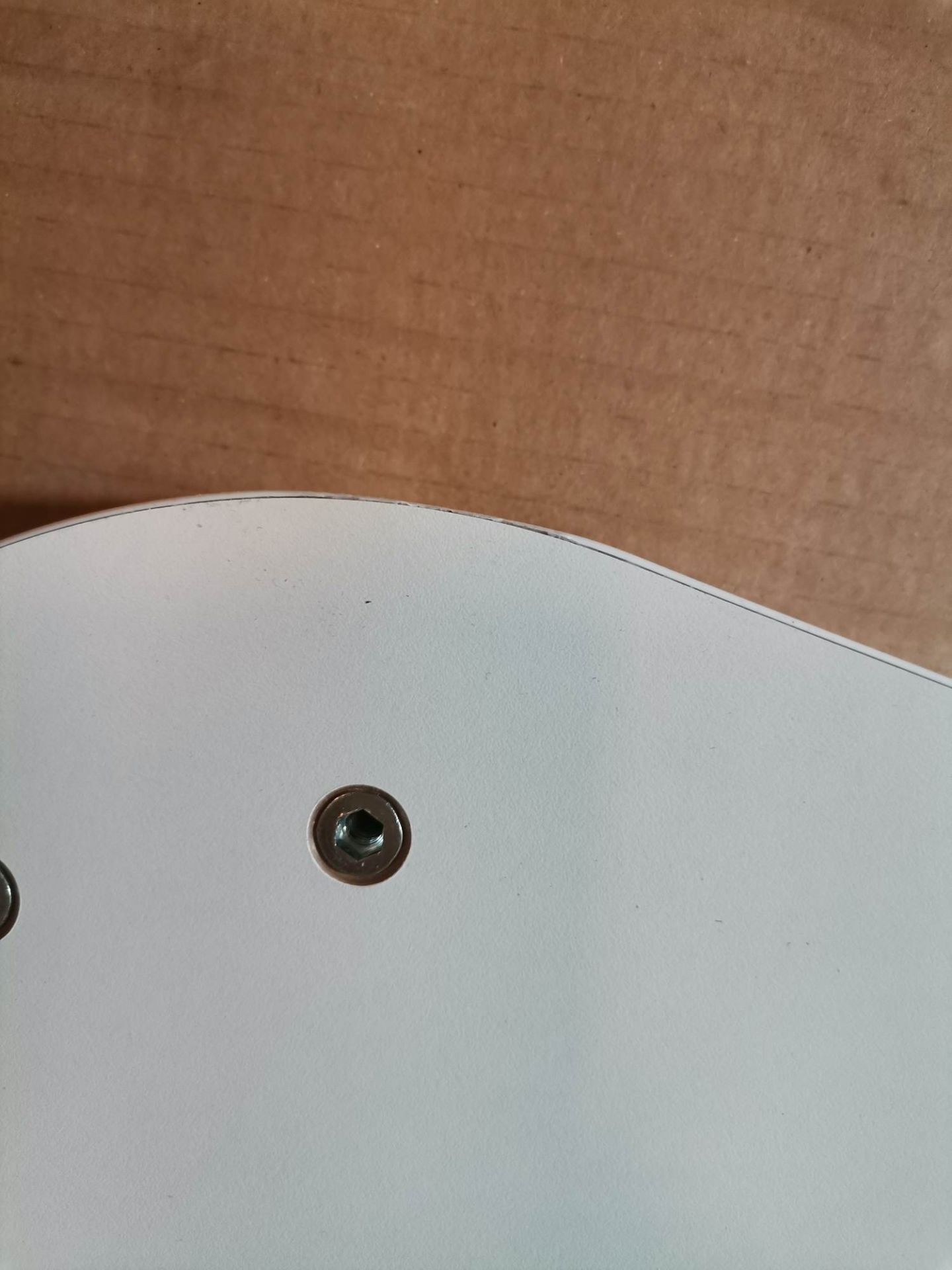 Detailaufnahme: Zinkweiße Tischplatte des Max Tisches mit Schrauben, Kartell Mängelexemplar.