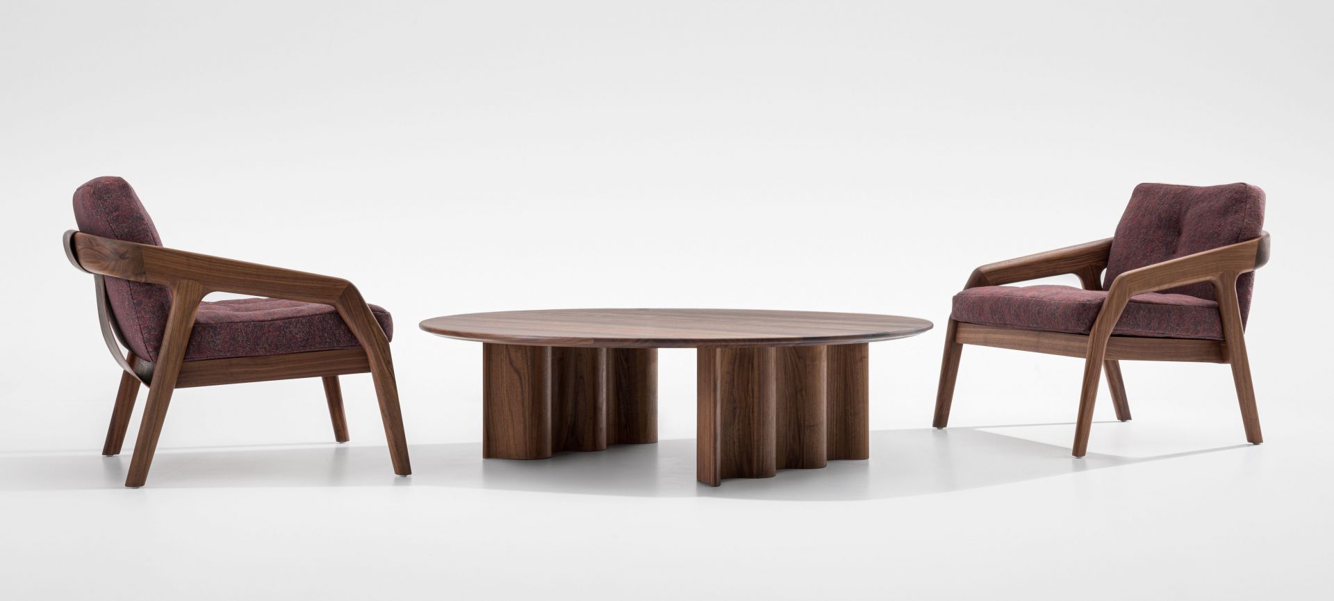 Curtain Couchtisch Rund Walnuss mit zwei passenden Sesseln auf einem weißen Hintergrund. Modernes Wohnzimmer Design.
