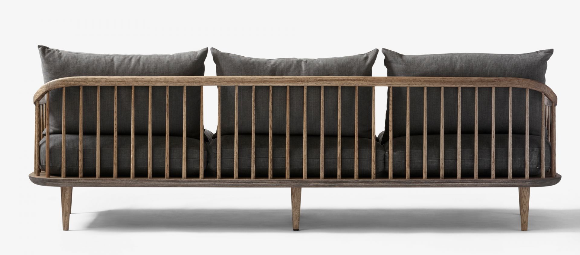 AndTradition Fly Lounge Sofa: Graues 3-Sitzer Sofa mit Holzrahmen und bequemen Kissen.