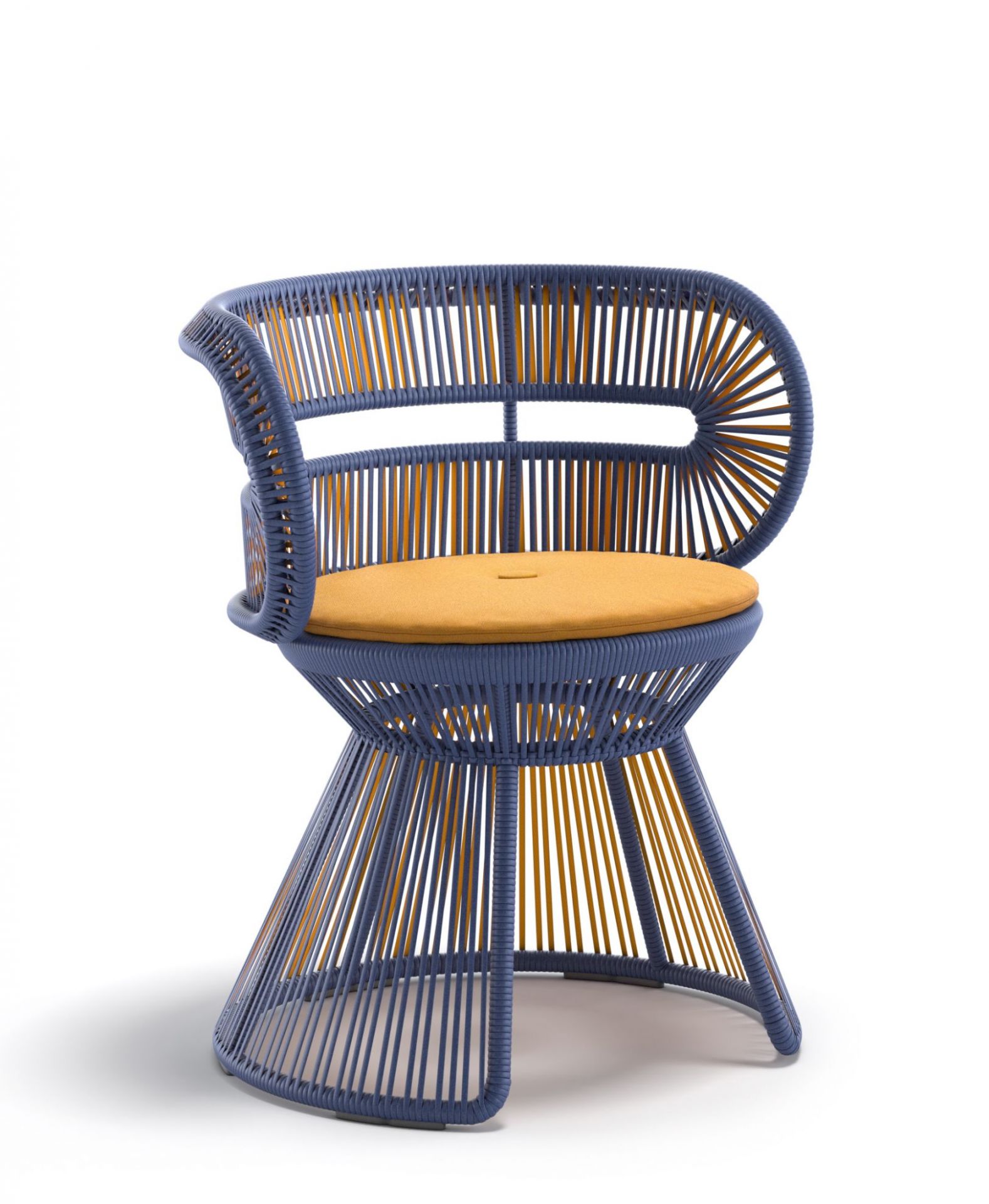 Cirql Nu Armlehnstuhl von Dedon: Blauer Outdoor-Stuhl mit gelbem Kissen und Standfuß. Gartenmöbel für Terrasse.