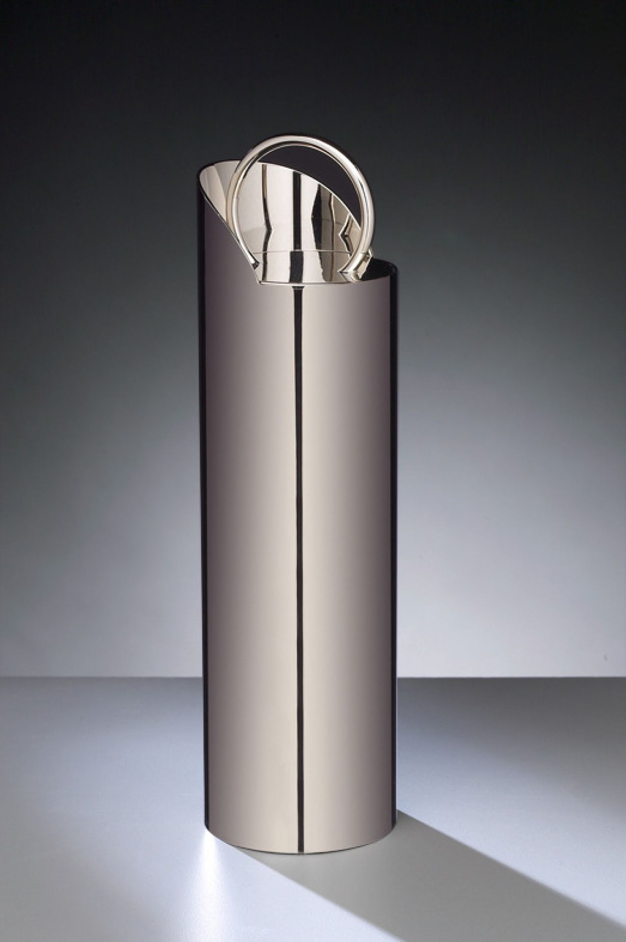 Nahaufnahme der WT 24 Bauhaus Wagenfeld Teedose von Tecnolumen, aus glänzendem Metall.