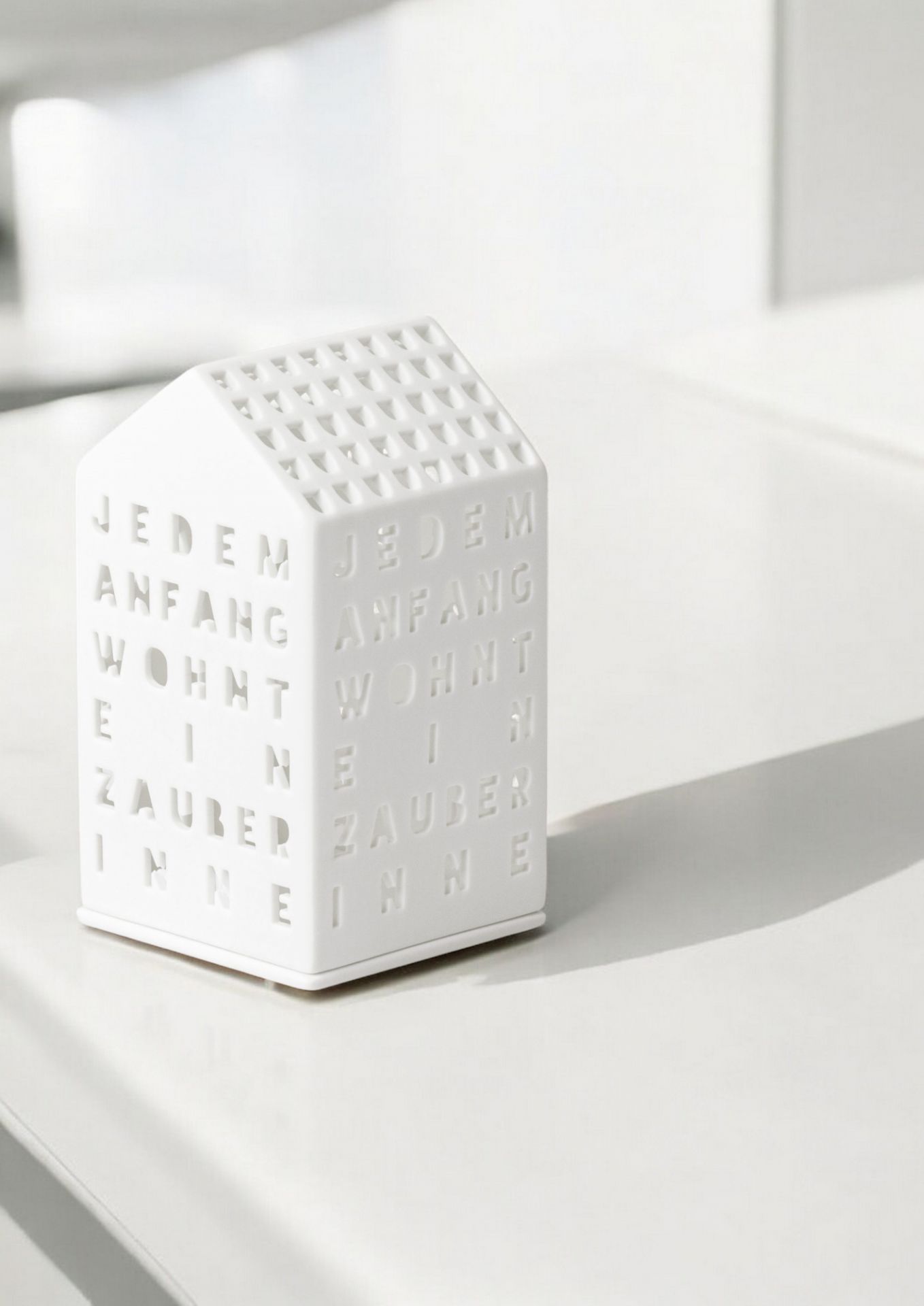 Weißes Lichthaus "Jedem Anfang wohnt ein Zauber" von Räder, stimmungsvolle Dekoration für Zuhause.