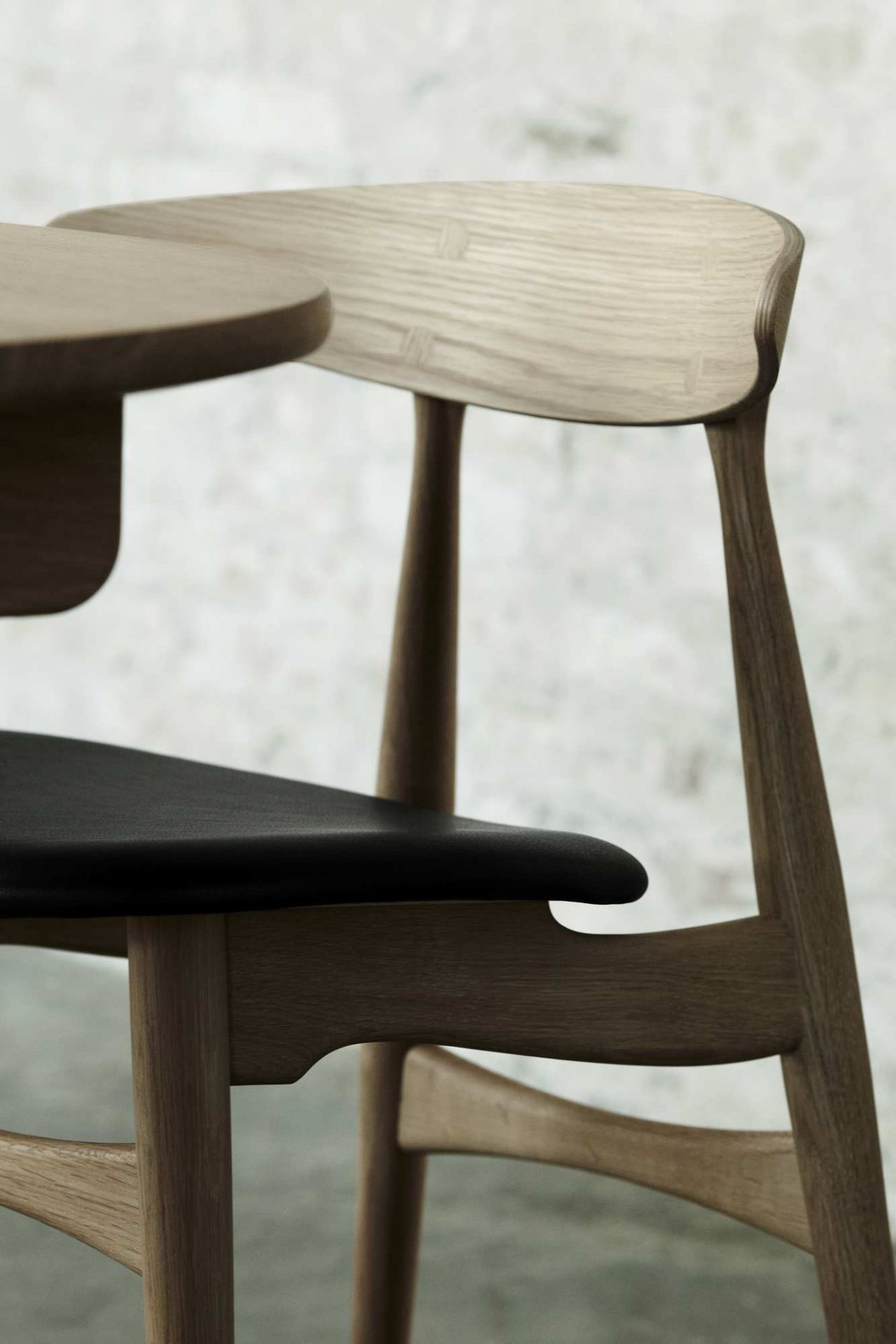Detailansicht: CH33P Stuhl von Carl Hansen & Søn, Eiche geseift, schwarze Polsterung.