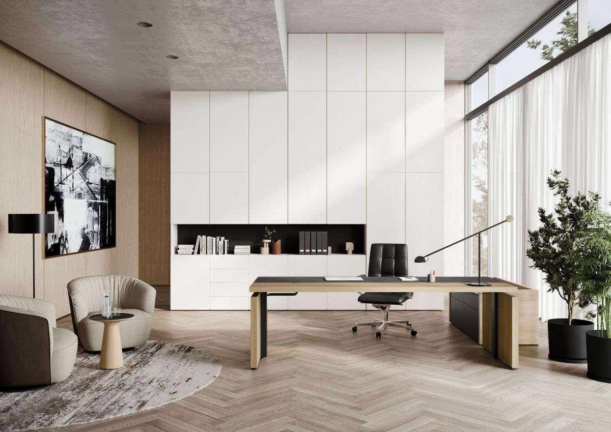 Büro mit Walter Knoll Leadchair Executive Soft Drehstuhl aus schwarzem Leder am Schreibtisch.