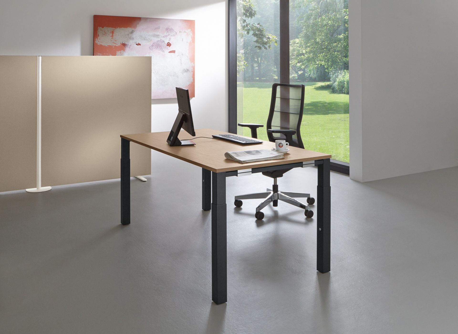 Systo Tec Schreibtisch von Palmberg, höhenverstellbar, mit Bürostuhl, Monitor und Arbeitsmaterialien in modernem Büro.