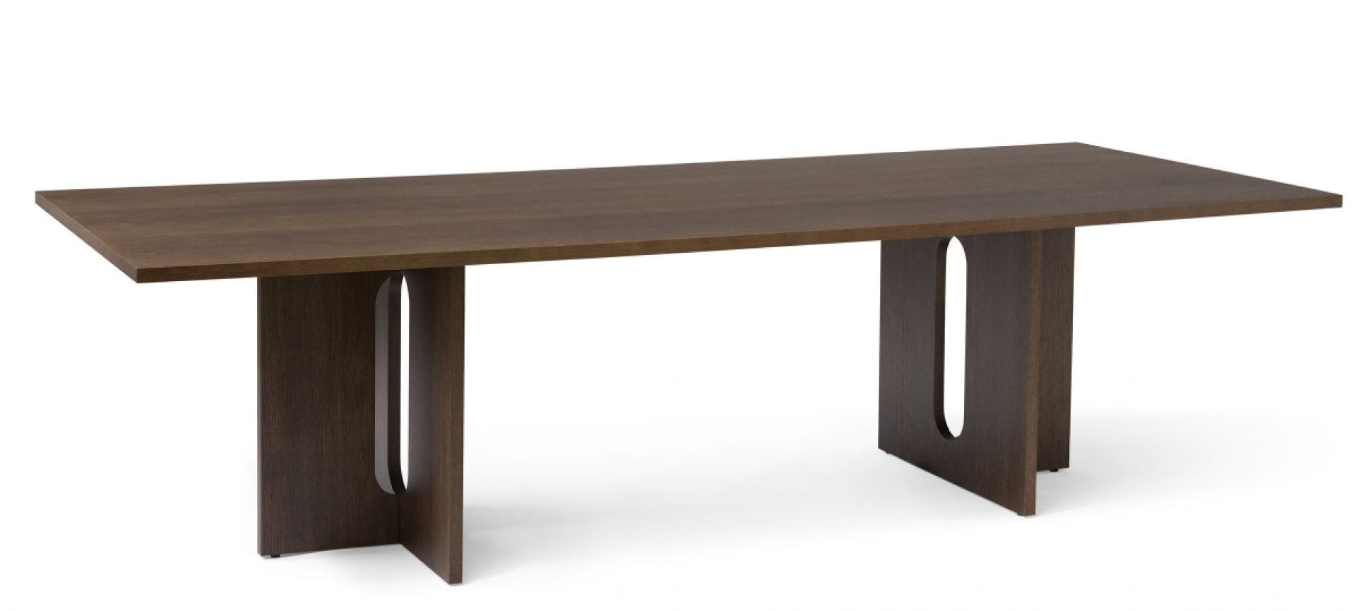 Androgyne Esstisch aus dunkel gebeizter Eiche mit rechteckiger Tischplatte und markanten Beinen.