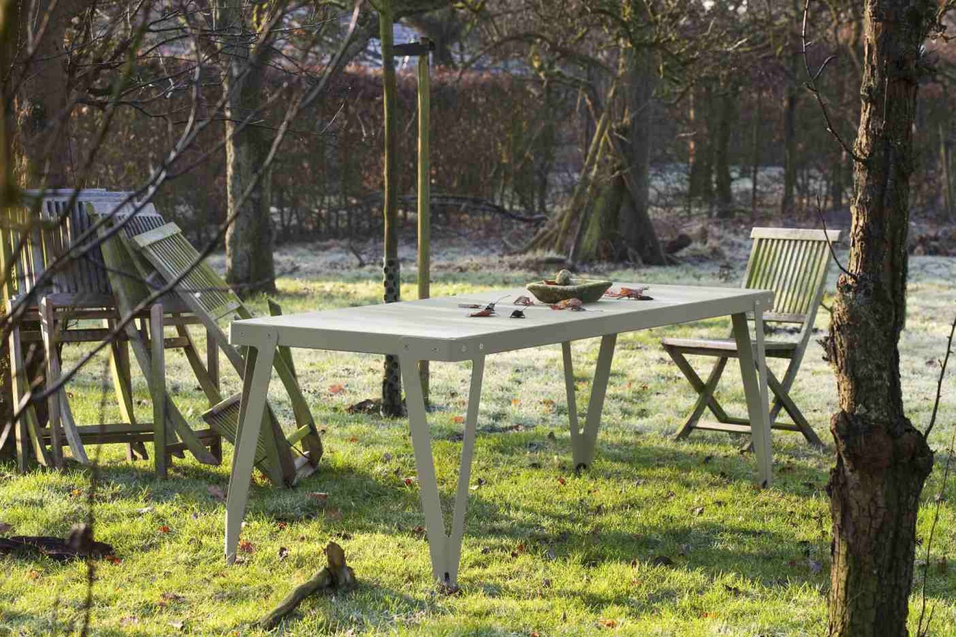 Lloyd Outdoor Table im Garten: Moderner Gartentisch aus Metall, perfekt für stilvolle Outdoor-Möbel.