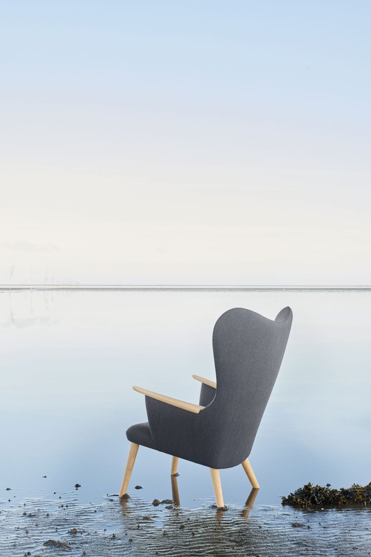 CH78 Mama Bear Sessel von Carl Hansen & Søn, grauer Lounge Sessel am Strand.