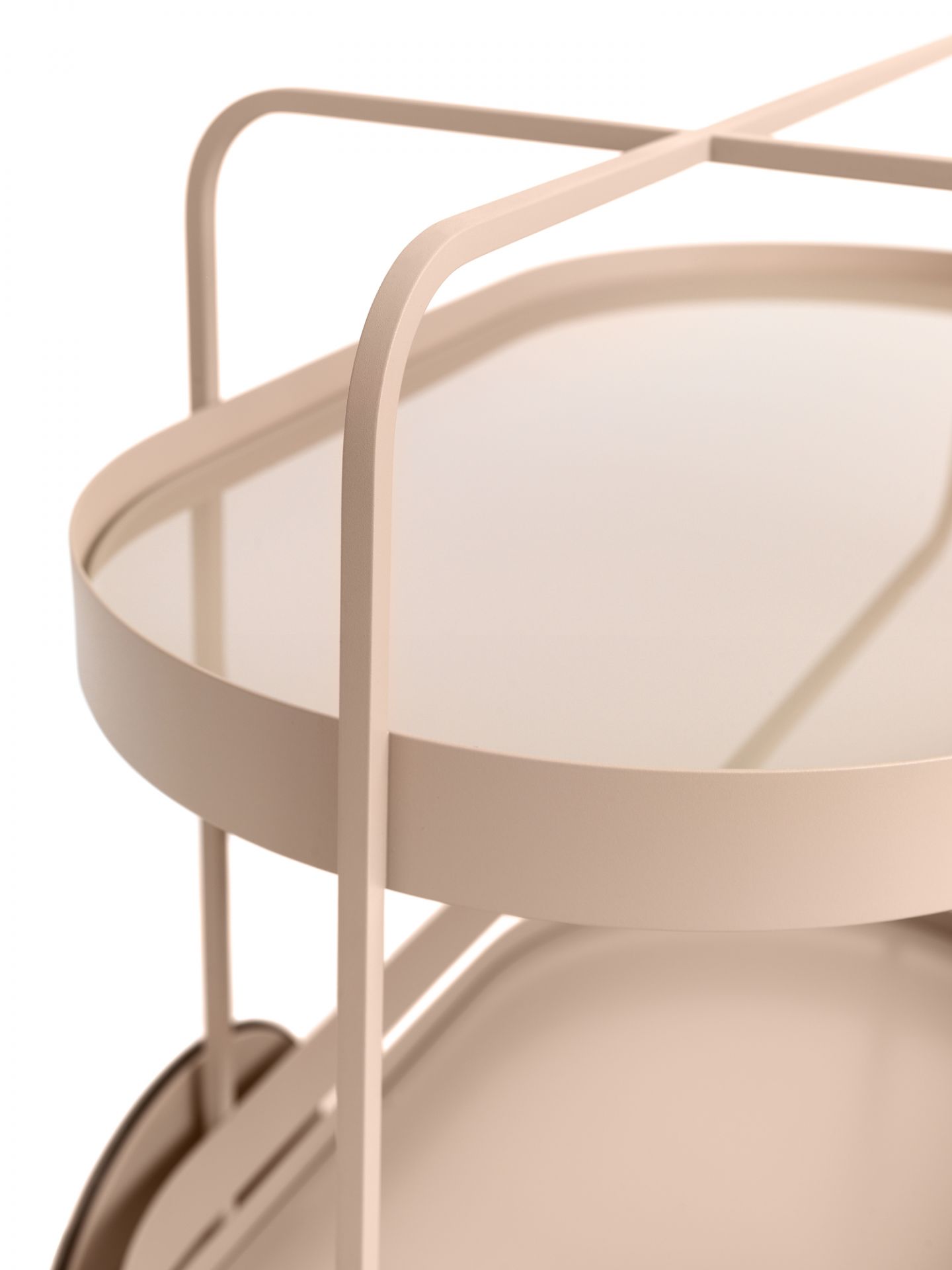 Detailaufnahme: Grace Servierwagen von Schönbuch in Rosenholz mit zwei runden Ablageflächen.