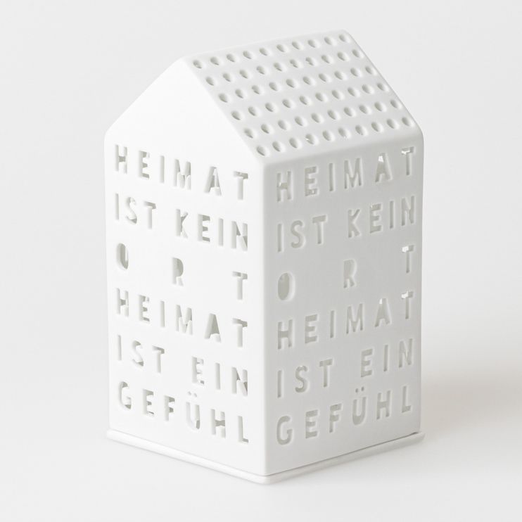 Weißes Räder Lichthaus mit dem Schriftzug "Heimat ist kein Ort, Heimat ist ein Gefühl".