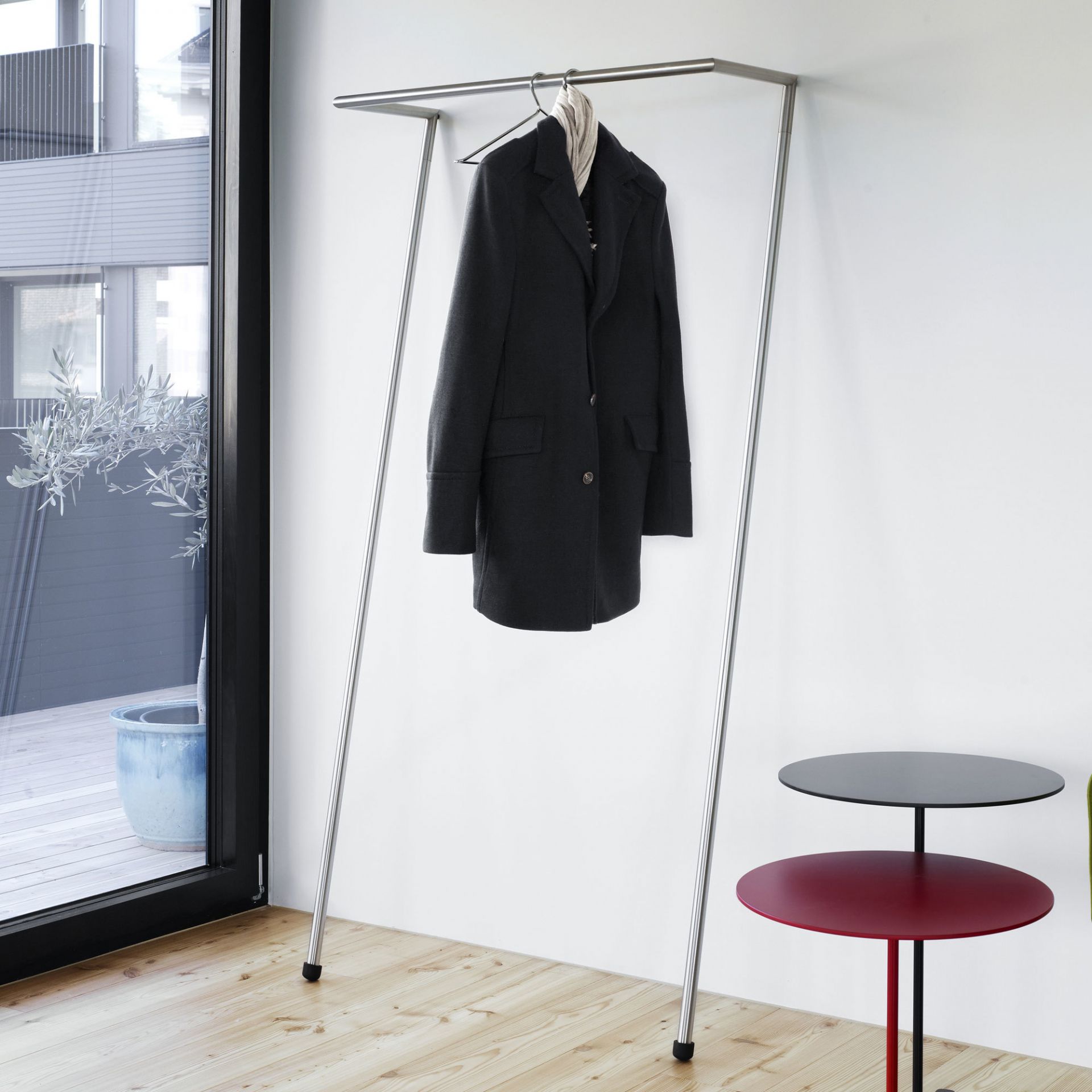 Zen Anlehngarderobe Mox in Chrom Glanz mit Mantel und Schal, moderne Garderobenlösung für stilvolle Flure.