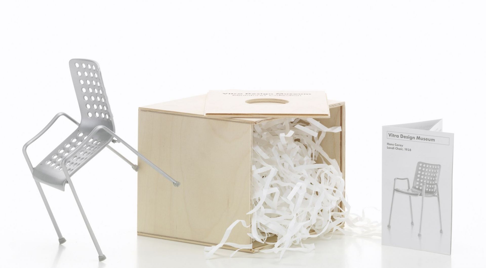 Produktfoto: Landi Chair Miniatur von Vitra mit Verpackung und Broschüre. Designklassiker im Kleinformat.