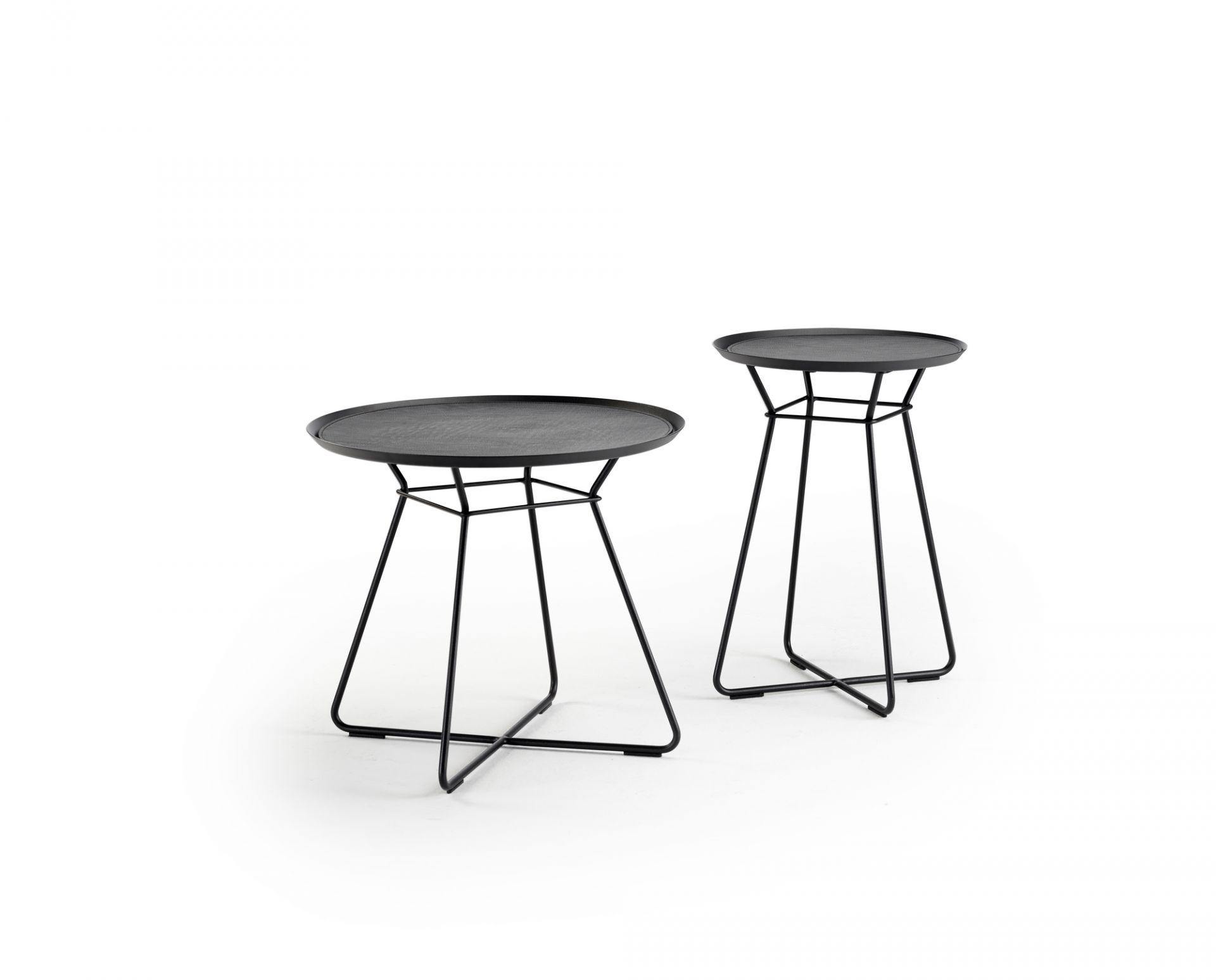 Zwei schwarze Leya Small Beistelltische der Freifrau Manufaktur mit filigranem Metallgestell und runder Tischplatte.