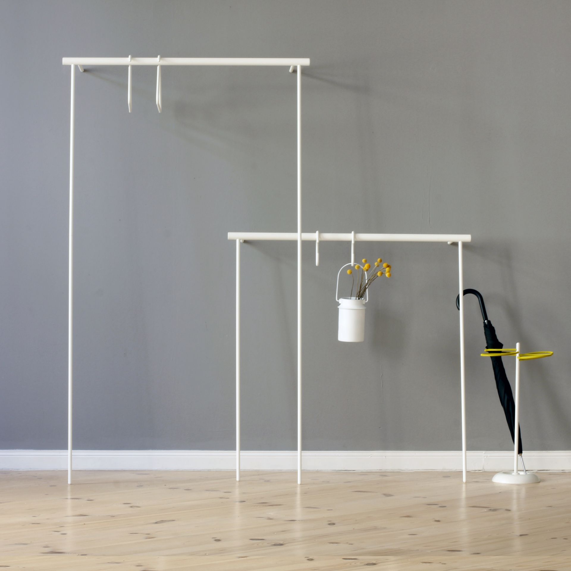 Leanon II Anlehngarderobe in Weiß mit Nussbaum-Akzenten, minimalistisches Design für Flur und Eingangsbereich.