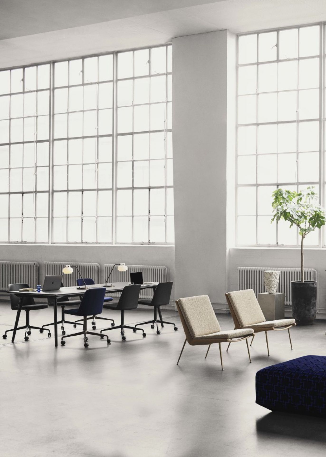 Zwei Boomerang Lounge Sessel von AndTradition in beigem Stoff in einem hellen Raum.