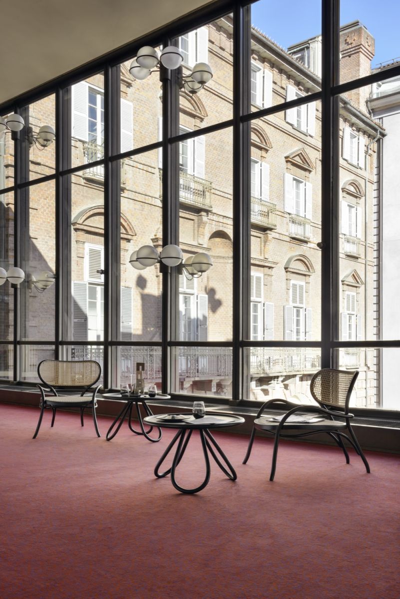 Zwei Wiener GTV Design Lehnstühle mit Rattangeflecht und schwarzen Gestellen vor großem Fenster.