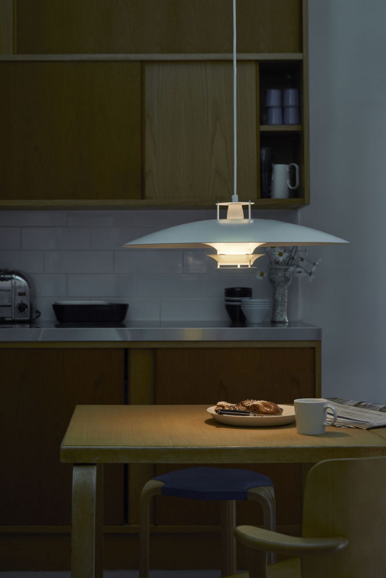 JL341 Artek Pendelleuchte in Weiß über Esstisch, moderne Designerlampe für stilvolle Beleuchtung.