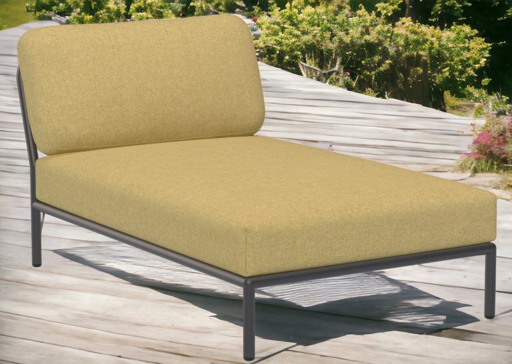 Houe Level Chaiselongue Outdoor Sessel in Gelb mit anthrazitfarbenem Gestell für Garten und Terrasse.