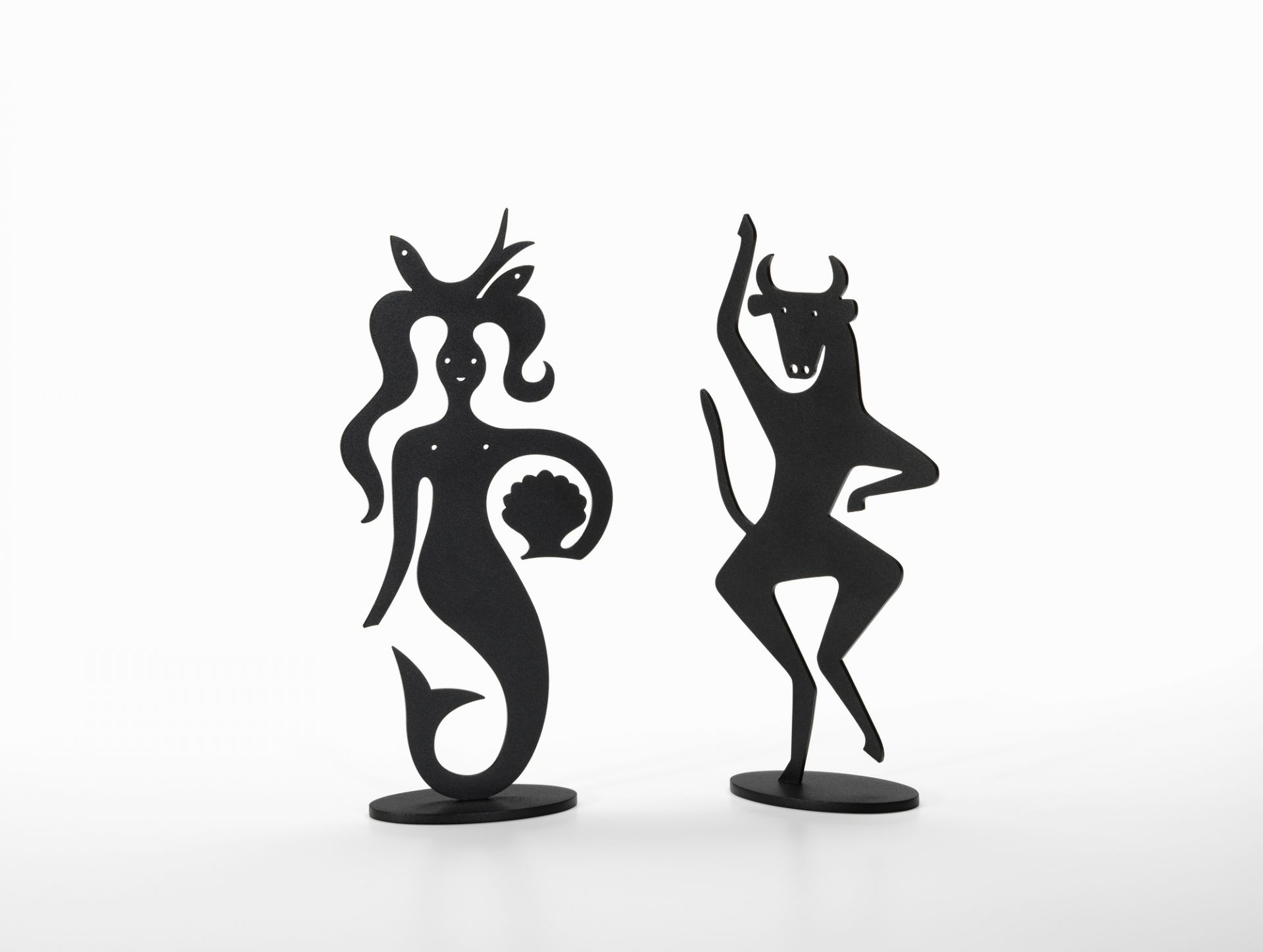 Schwarze Silhouettes Figuren von Vitra: Meerjungfrau mit Muschel und tanzender Stier als Dekoration.