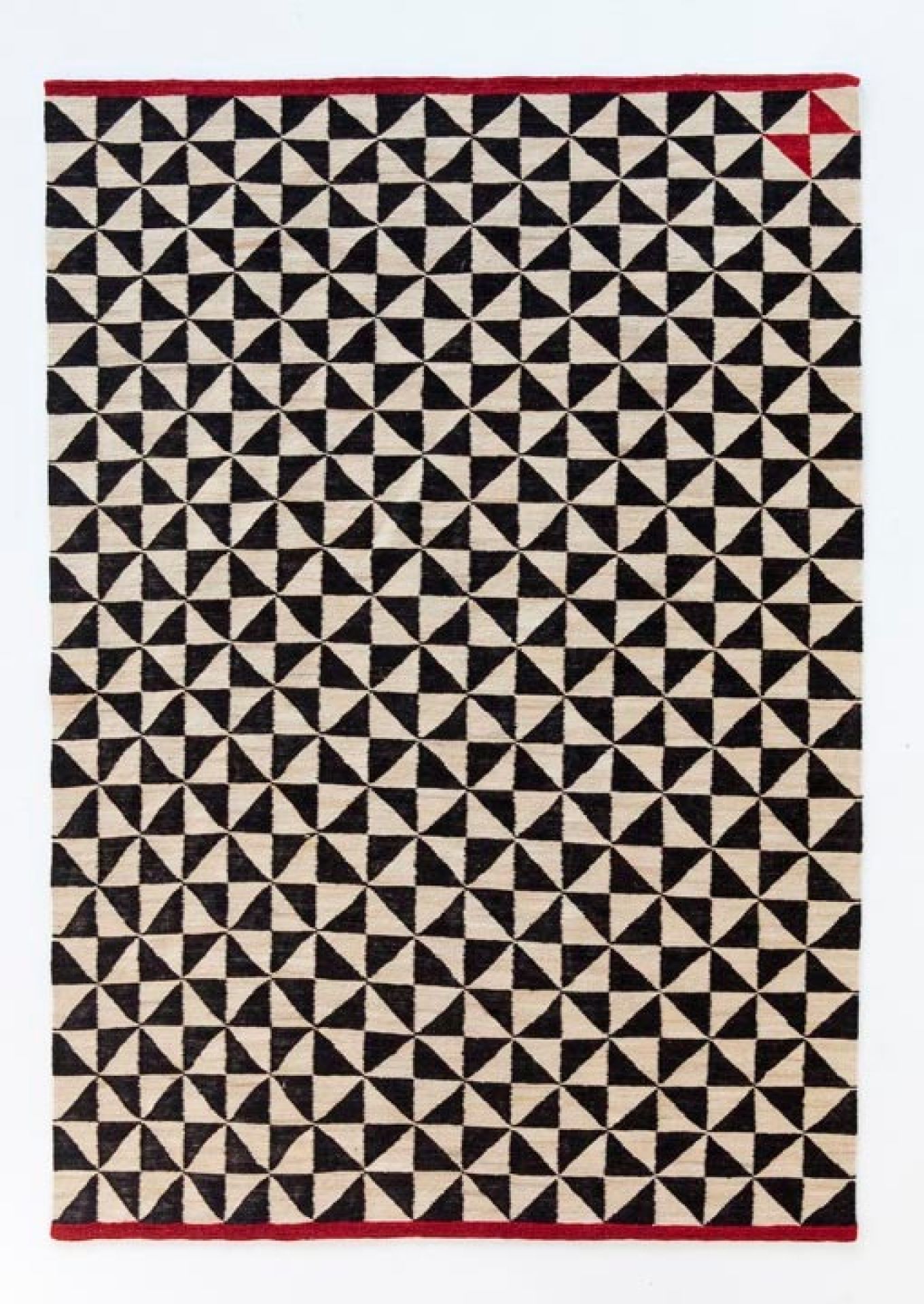 Nanimarquina Teppich mit geometrischem Dreiecksmuster in Schwarz und Beige, rote Bordüre. Moderner Design Teppich.