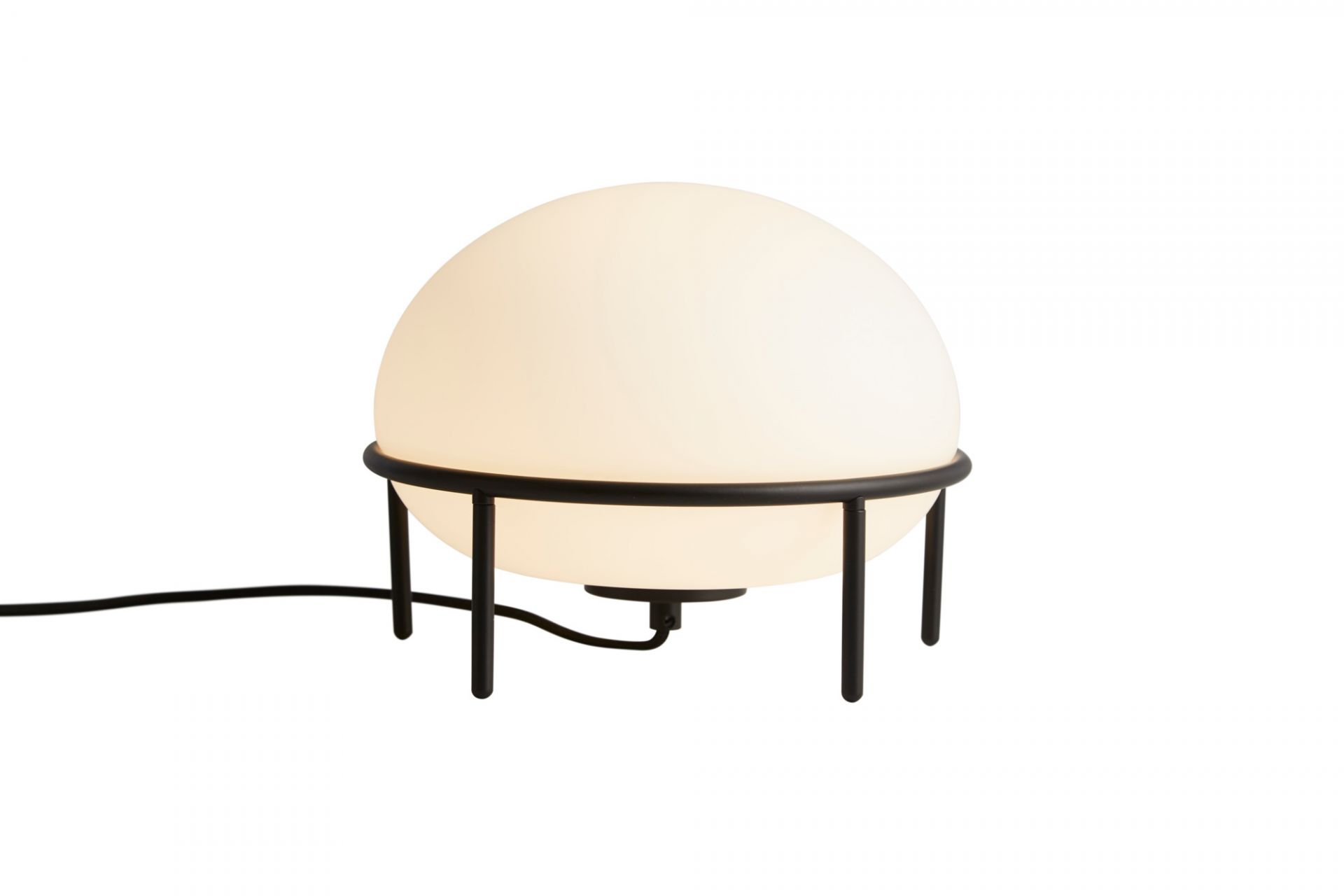 Woud Pump Table Lamp: Runde Tischleuchte mit schwarzem Metallgestell und sanft leuchtendem Glasschirm.