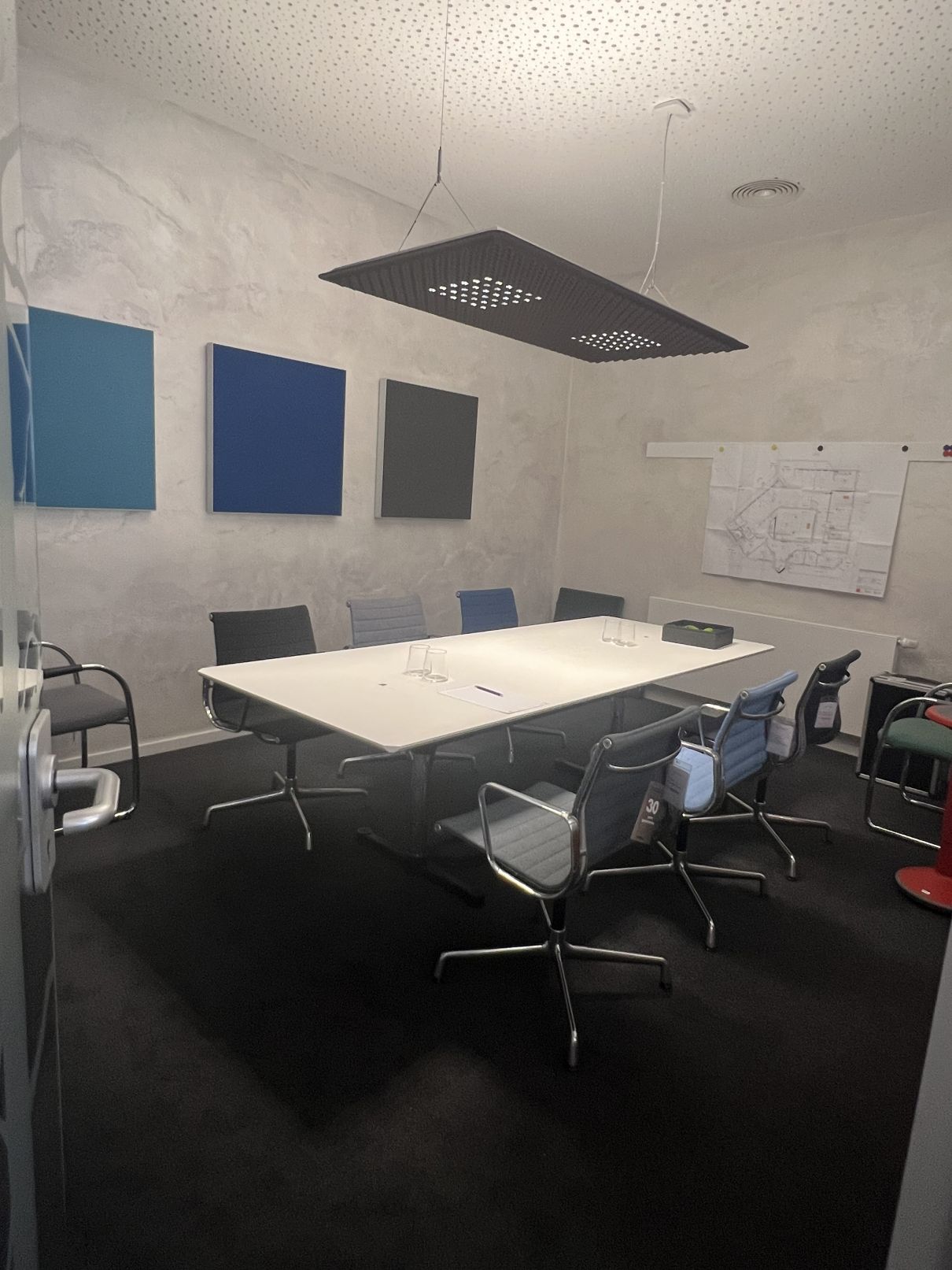 USM & Vitra Eames Aluminium Chair Besprechungskombination AUSSTELLUNGSSTÜCK / GEBRAUCHTMÖBEL