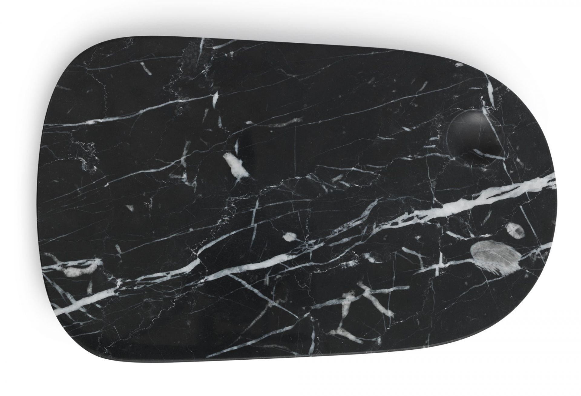 Schwarze Normann Copenhagen Pebble Board Platte aus Marmor mit weißen Adern und Griff.